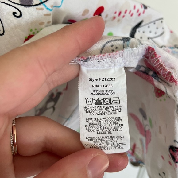 NWOT | Zoe & Chloe women’s v-neck white dog butterfly scrub top with pockets‎ XL - Picture 4 of 5